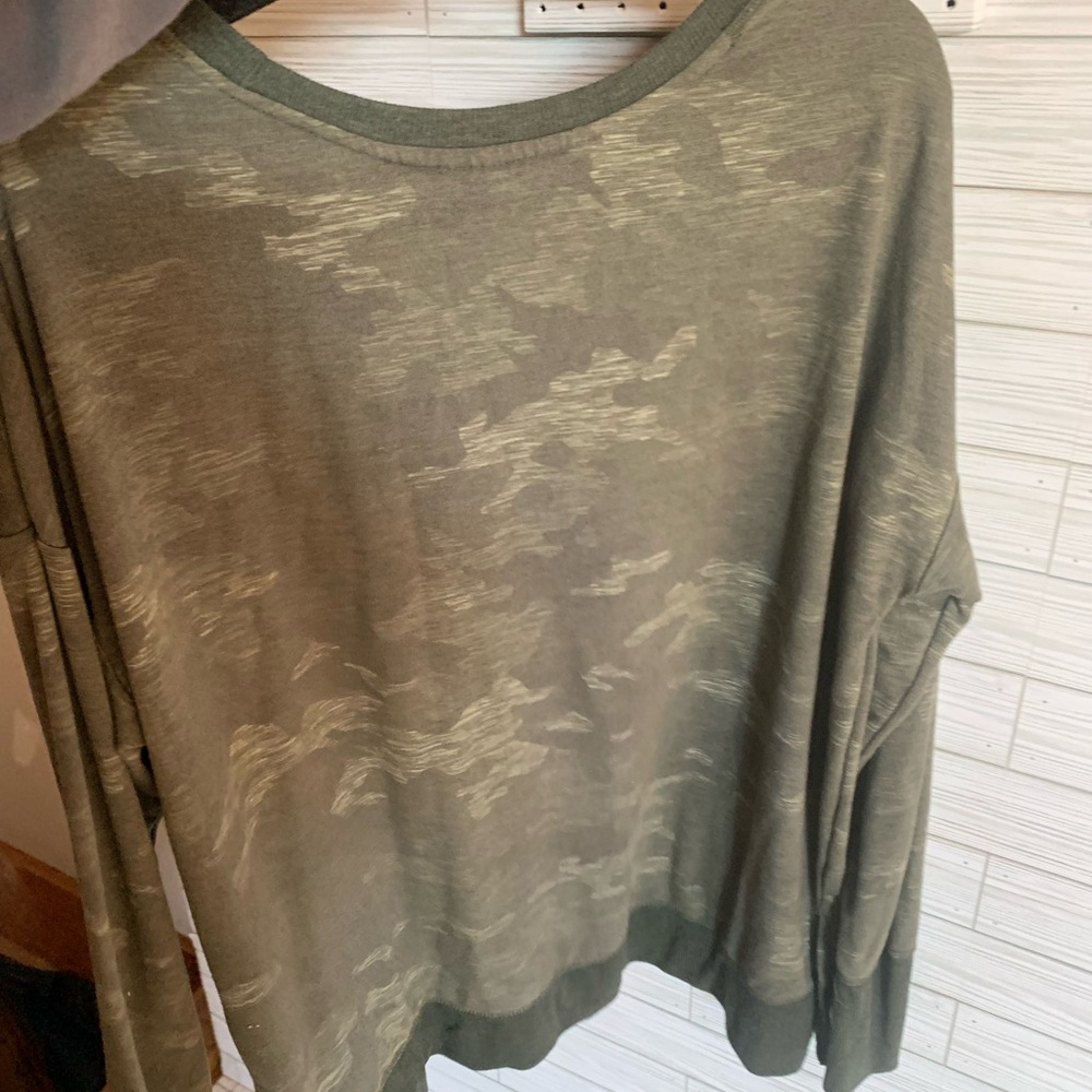 Avia camo  and green sweat shirt - Picture 5 of 5
